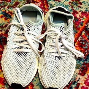 - Adidas Deerupt sneakers. Womens s